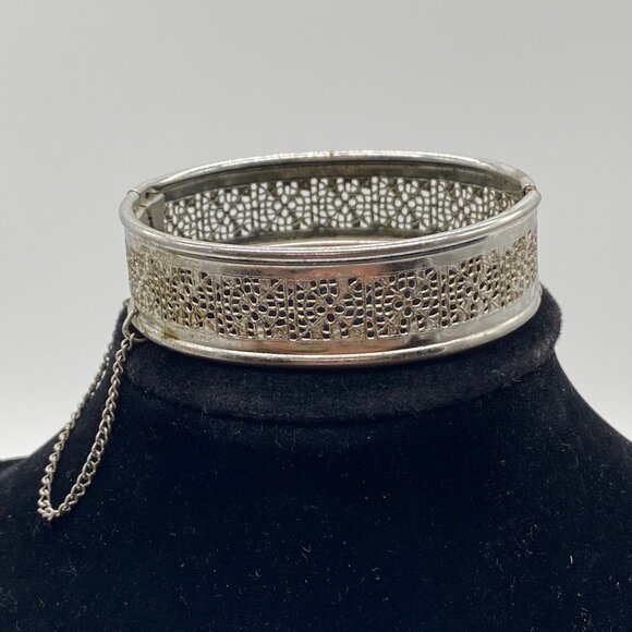 Vintage Silver Tone Filigree Hinged Bangle Bracelet With Safety Chain **NOTE** - Picture 1 of 14